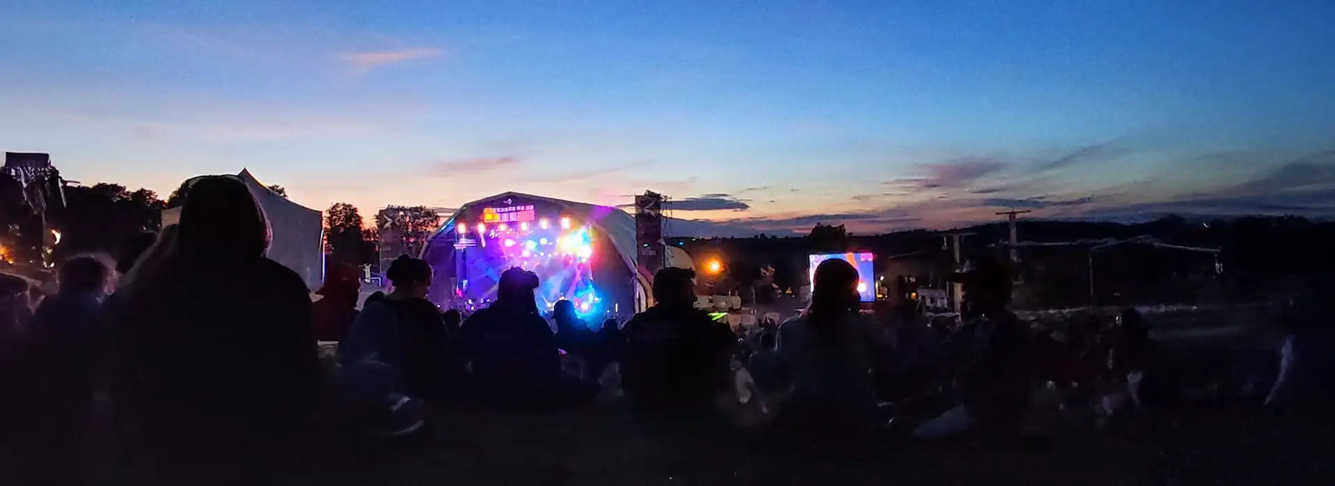 Festival de la Paille 2025 réussi ? Gîtes et chalets confort à Métabief, Pontarlier, Morteau. Fini le camping, place au vrai lit ! Réservez vite.