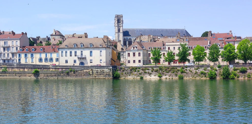 Gîtes de charme Saône-et-Loire été 2025 : navigation sur canaux, vignobles prestigieux, EuroVélo6, piscines privées. Authenticité bourguignonne garantie !