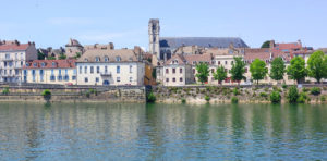 Gîtes de charme Saône-et-Loire été 2025 : navigation sur canaux, vignobles prestigieux, EuroVélo6, piscines privées. Authenticité bourguignonne garantie !