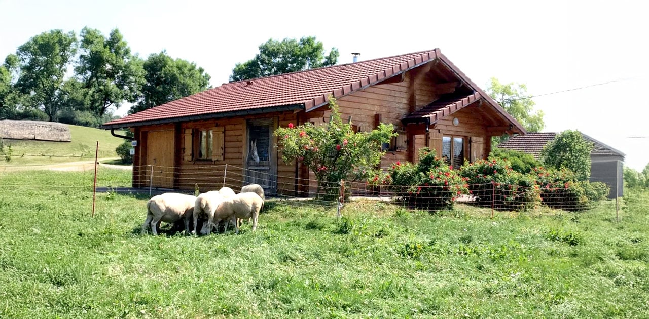 Hébergement chalet au cœur d'une ferme à Lent dans le Jura - hébergement famille pour événement cycliste